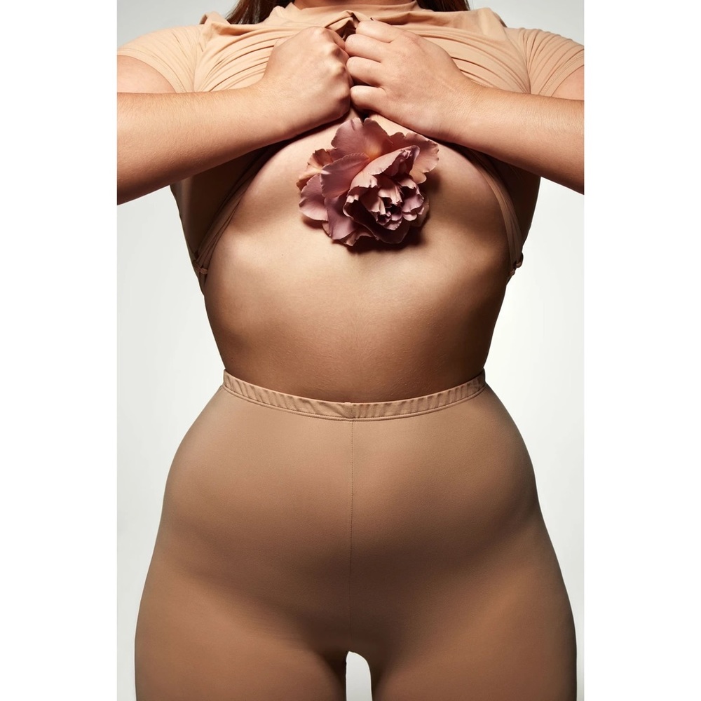 FITS EVERYBODY LEGGING ⭐️ SOLD OUT ON SITE! size: 2X Has a lot of stretch!! 😁